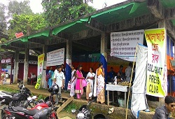 Public trickles in for online form submssion at Golaghat Press Club.