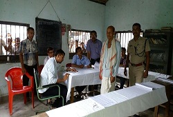 Application Receipt in progress among jail inmates in Lakhimpur.